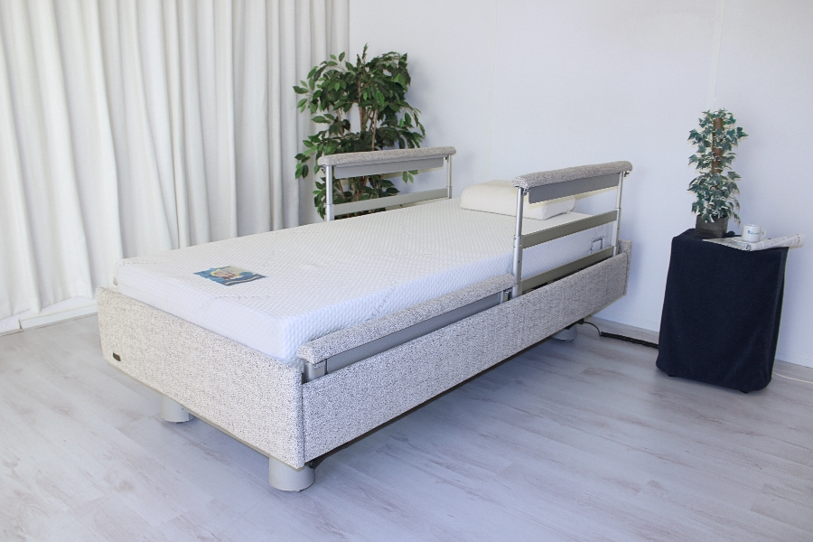 Hoog-laag bed qqq1013 Nieuwe King Richard SC 90 cm. breed Extra laag verpleeg bed. OM SNEL IN HUIS TE HEBBEN. Zeer scherp geprijsd!